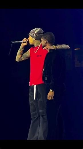 [RESPECT] When Breezy Gave Usher His Flowers on Stage 💐👑