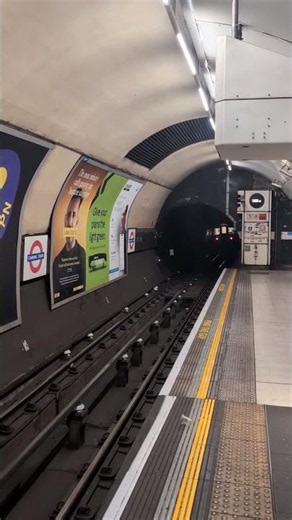 Into the tunnel, Northern Line, Charing Cross southbound