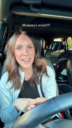 I love that it’s even called “mommy’s wrist”. Can we ever catch a break? I’m falling apart 😆 #postpartum #momlifebelike #mommyswrist #postpartumjourney #fypシ