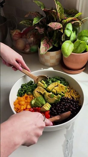 mango, corn, and black bean salad 🌽 recipe in the comments ⬇️