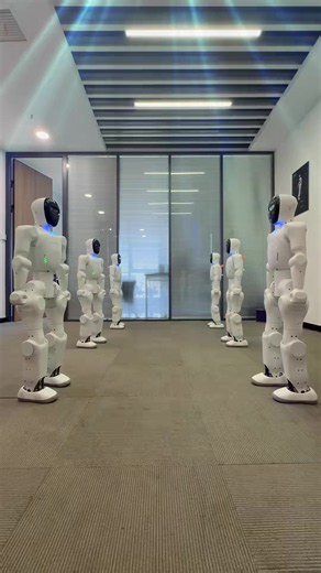 Four humanoid robots moving in sync makes this clip hard to ignore. They perform the same sequence together, with repeated squats, arm swings, turns and coordinated body movement across the group. What caught my eye is the timing. With four robots side by side, even a small delay in one arm or leg would be easy to spot. Keeping the motions aligned means each machine has to control balance, joint position and movement timing while following the same routine. This kind of group motion is a useful 