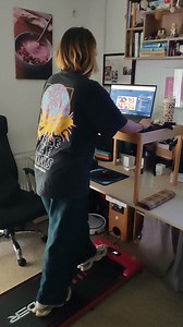 Live de la stația mea de lucru. :)) Am pus măsuța lui Carol pe biroul meu și merge perfect așa, e înălțimea ideală pentru mine, eu având 170cm 11cm cât mai are banda. Desigur că pot să iau și birou special pentru asta, însă eu am un apartament mic și ar trebui să modific efectiv totul în el ca să îl pot integra, deci mă bucur că momentan a mers soluția pe care mi-am imaginat-o. Practic atunci când am nevoie pun astea aici și când termin le strâng ca să nu ne împiedicăm de ele. Trebuie să recunos