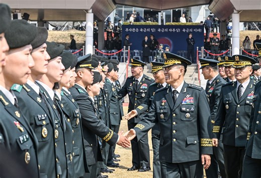Army Commissions 788 NCOs in Year's First Ceremony, Most in Five Years