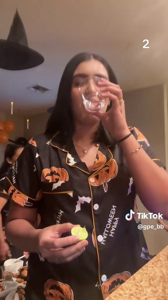 Shot o agua?🤔 #paratiiiiiiiiiiiiiiiiiiiiiiiiiiiiiii #fyp #halloween #pijamadacheck #girls