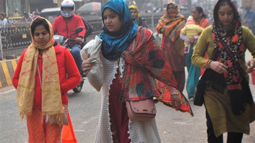 Weather Update: मथुरा में भीषण ठंड से कांपे लोग, पारा पांच डिग्री सेल्सियस पहुंचा, सर्दी के चलते स्कूलों का बदला समय - Weather Update Mathura People shivered due to cold wave