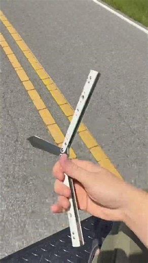 Simple combo (Balisong/butterfly knife flipping/tricks)