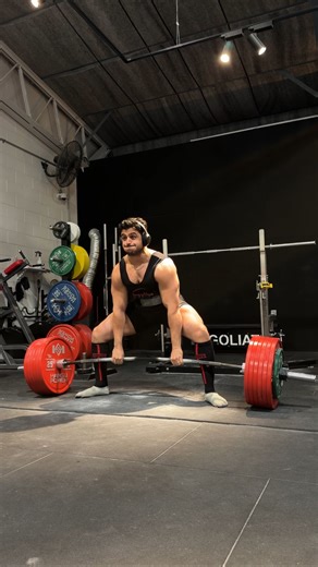 The Serratus: The Overlooked Deadlift Muscle Most lifters focus on lats, traps, and erectors… but almost no one understands how important the serratus anterior is for a strong and pain-free deadlift. My client @strengthcoachpatty came to me with mid-back pain on his left side, right where the lat crosses the inferior angle. After assessment, it was clear the issue wasn’t his lat—it was a weak serratus failing to anchor the scapula to the rib cage. When the serratus is underdeveloped or inhibited