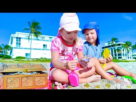 Naomi y su hermano y una divertida historia sobre la BÚSQUEDA DEL TESORO en la playa.