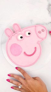 Peppa Pig! 🐷🐽🩷6 inch cake cupcake chocolate bar 🍫😍It’s important that the cake and cupcake are the same height so the buttercream can be spread flat across them. It definitely helped to have a printout of her face that was the same size as the cake to get the facial features and proportions right 🩷 The ears are candy melts 🐷 I “glued” them in with melted chocolate but you can also add extra support underneath with more cake or buttercream in case they want to fall. And I didn’t use any pi