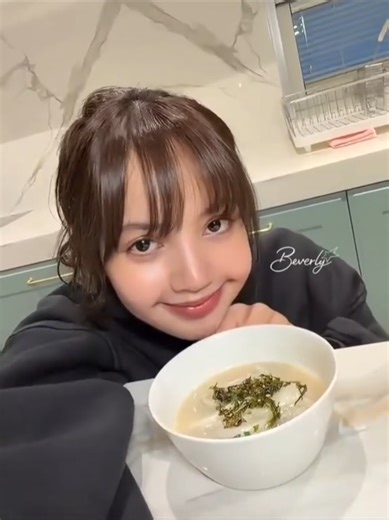 cooking tteokguk with lisa 👩‍🍳🥣 #lisa #blackpink | Lisa