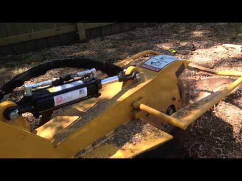 Vermeer SC30TX grinding up an oak stump
