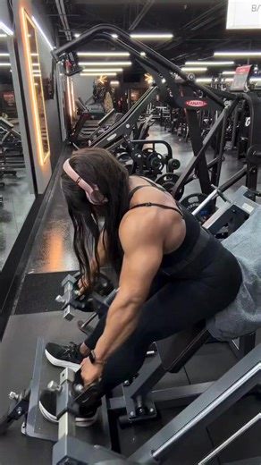 Back day 🥳💪🏾🙌🏾. Good morning! Get your pre workout in, punch the clock and get your work done. Ready. Set. G⭕️! 💎 iammutant.com (AndreaS) 💎 bikinilabdesignstudio (Drea10) 💎 squeezmeskinny.com (PrettyMuscle) 💎 protan.com (MsOlympia) Coached by: @the_pro_ducer #ms⭕️lympia #bodybuilding #npcnewsonline #femalebodybuilding #mutantnation | Andrea Shaw