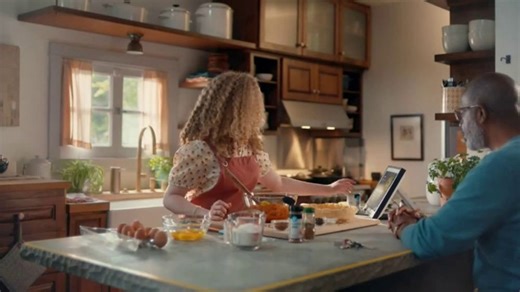 Amazon Alexa TV Spot, 'What Am I Holding?'