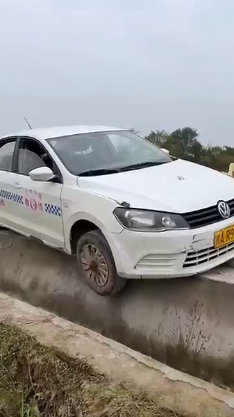 The Old Driver Actually Lifted The Car With His Bare Hands