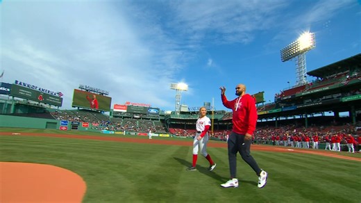 Derrick White tira la primera bola en Fenway Park
