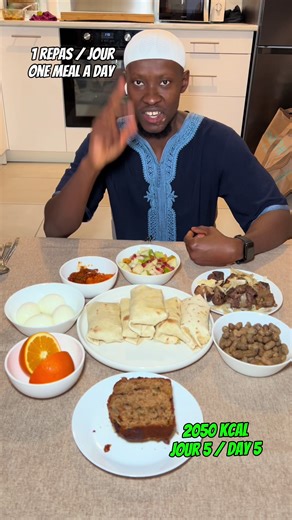 Jour 5/30 - 1 Repas par jours Maîtrise totale – 2050 kcal de variété et puissance ! Ce n’est plus un défi, une machine bien huilée ! Ce qui était effort au début est maintenant réflexe : préparation rapide, plateau qui s’assemble en 20 min car tous les aliments viennent de Meal prép , et 22h de jeûne qui passent crème. 2050 kcal avalées en 1h20 min, direct après l’entraînement – énergie stable, pas de crash, focus chirurgical. À ce stade, le corps s’est adapté : métabolisme optimisé, 12h libérée