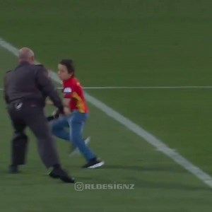 26M views · 1.5K reactions | This kid's determination to hug Alvaro Morata is amazing❤️️❤️️❤️️ | Planet Football | Facebook