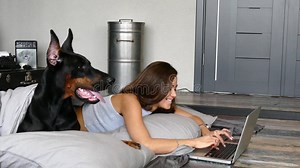 Jeune Femme Jolie Avec Un Doberman Noir Clips Vidéos - Vidéo du propriétaire, amour: 89569317