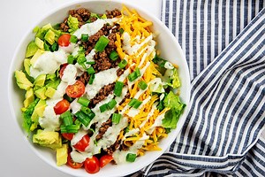 334K views · 321 reactions | RECIPE: https://thatlowcarblife.com/keto-taco-salad/ Seasoned beef, loads of toppings, and a creamy avocado dressing! Get the recipe + more topping and dressing ideas at the link! | That Low Carb Life | Facebook