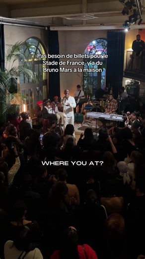 Parce qu’à PASSAGES on aime la bonne musique, les belles ambiances et les belles voix. C’est pas un concert… mais presque 😉 Merci @jalel :) pour cette incroyable reprise de « Leave The Door Open » de Silk Sonic 🍯🤌🏾✨ #sortiraparis #livemusic #rnb #evenement #musique
