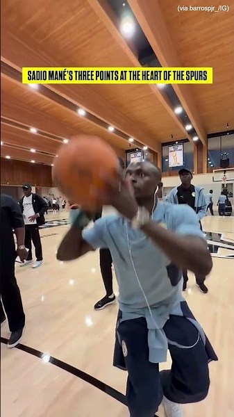 Sadio Mané with the three-pointer 😮‍💨🏀 (via barrospjr_/IG)