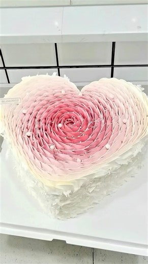 Kafu is a Chinese cake artist known for refined, process-focused cake decoration. In this creation, she designs a heart-shaped cake and decorates it using buttercream placed into a single piping bag, layered with multiple colors. Artist: 咔芙 / xinkong6898 on Douyin #art #cakeart #buttercream #decorating #satisfying | Artists Universum