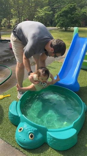 2.1M views · 22K reactions | ကလေးတိုင်းရေကြိုက်တယ်ထင်ရင် မှားသွားမယ်ထင်တယ်‌ဖီဖီ..藍 ဒီလိုကလေးမျိူးတွေ့ဖူးကြလား မေမေတို့ | Bright Kids Educational Toys and Books Mandalay | Facebook