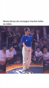 A dançarina chinesa Lei Lei, também conhecida como Ray Ray, ganhou destaque internacional ao apresentar uma performance de dança robótica hipnotizante em uma competição. Sua habilidade em replicar movimentos mecânicos com precisão impressionante levou muitos espectadores a compará-la a um robô real. Lei Lei é especializada no estilo "popping", uma técnica de dança urbana que surgiu na década de 1970 nos Estados Unidos e se caracteriza por contrações musculares rápidas que criam movimentos brusco