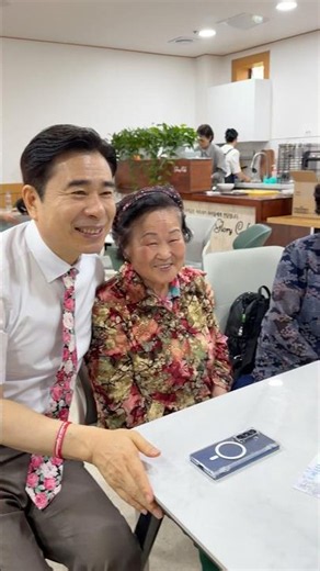 #PastorParkYoungMin taking a photo with a new believer visiting for the first time. #SeoulGimpoYe...