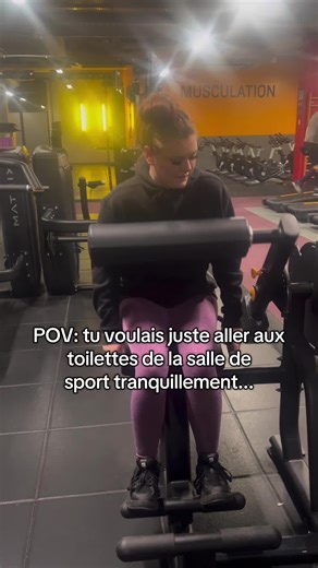 Moment cocasse aux toilettes de la salle de sport