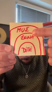 Mužská role v rodině není o dominanci. Je o ochraně, stabilitě a klidu. Když muž stojí ve své síle, žena může být konečně ženou. A dítě? To má zdravý vzor otce i matky. Ale pokud muž jedná jako chlapec… …žena vedle něj necítí bezpečí. Přirozeně přebírá mužskou roli. A tím mizí přitažlivost. Mizí úcta. Mizí láska. Vztah se bortí. A často to začíná právě tím, že muž sám sobě nerozumí. Celé se to dá změnit. Stačí dozrát. Pochopit svou roli. Postavit se jako muž. O tom bude nové vysílání na www.pros