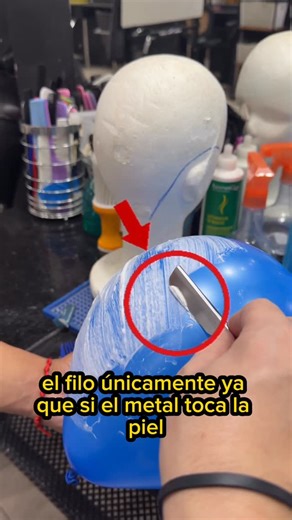 JV•BARBERO•TATUADOR. on Instagram: "👋 Tutorial totalmente gratis I B sólo vale un Like❤️ ✅acá les dejo una demostración de cómo hacer un afeitado correctamente si eres principiante y aún no dominas la navaja esto te va a servir. 🔴Es importante limpiar correctamente la navaja al momento de trabajar ya que esto podría desgastar el filo y no cortaria correctamente. 🟢La inclinación debe estar en un aproximado de 30° a 45° así lo único que toca la piel es el filo. 🟢Que tal fue su primera experien