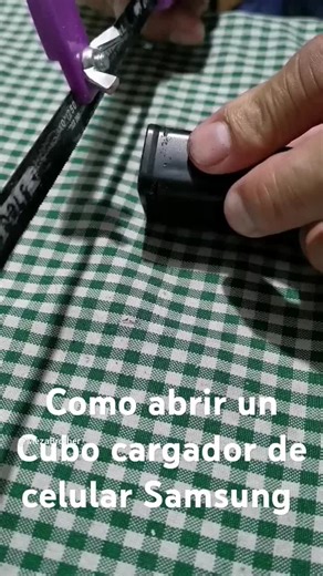 Cómo abrir un cargador de celular Samsung fácilmente