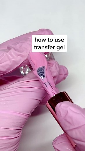 “How do i use transfer gel?!” 🌸 It’s easy! Simply apply Transfer Gel over cured Colour Gel of your choice. Cure layer to create a sticky canvas for your nail art foils. Finish with Top Gloss or Matte Top. Show us what you create! ✨💅🏻 #tickledpinque #foilnails #transfergel #nailtutorial #nailart #pink Shoutout Exclusive Ambassador, Krystal @originsofbeautyspa for this drool-worthy nail foil tutorial 🌸