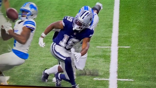 DJ Reed with the fantastic interception to end it. 8-5 on the season. 💪 | Zach Harig - West Michigan