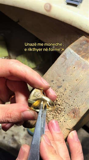 Kjo unazë me monedhë ishte e çarë dhe e këputur nga të dyja anët, ndërsa monedha lëvizte dhe nuk ishte e fiksuar siç duhet. Pas riparimit, unaza u forcua dhe monedha u fiksua në mënyrë të sigurt, duke rikthyer stabilitetin. Një punë precize që i jep jetë sërish një cope me vlerë 💍🔧 Bizhuteritë e dëmtuara kanë gjithmonë zgjidhje. #jewelry #repair #ring #foryou #goldsmith