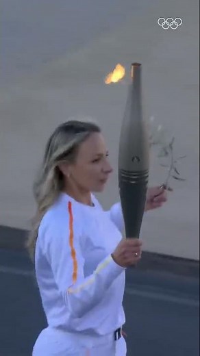 Paris 2024 has received the Olympic flame! 🇬🇷🔥🇫🇷