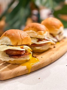 Starting the day off with SPAM? Don’t mind if we do 😌 🍳 Ingredients: -King’s Hawaiian Sweet Slider Buns -Spam -Eggs -Teriyaki sauce -Furikake Preparation: 1. Slice spam into small pieces to fit slider buns 2. Fry spam for a few minutes on each side 3. Fry eggs 4. Assemble sliders by adding spam, fried egg, teriyaki sauce, and furikake #kingshawaiian #slidersunday | King's Hawaiian