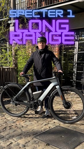 Maak kennis met de Specter 1 Long Range – de Tesla onder de speed pedelecs (maar dan zonder Elon Musk).100% Belgische makelij, een volledig carbon frame en een spectaculaire cockpit: de Specter 1 Long Range is geen gewone speed pedelec. Hij ziet er niet alleen snel uit – hij is het ook.Met een krachtige motor, long range batterij, blitse look en lichtgewicht afwerking is deze speed pedelec gebouwd voor wie geen compromissen wil.En het beste nieuws?Je kan ‘m volledig vrijblijvend testen in een va