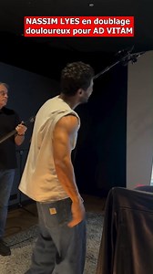 Nassim Lyes en train de doubler une scène du thriller d'action AD VITAM dans laquelle il est blessé. Ad Vitam avec Guillaume Canet est disponible sur Netflix. | FilmsActu