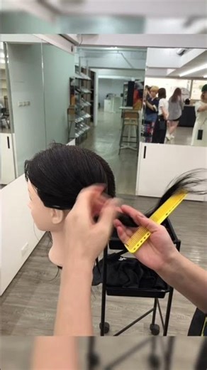 剪髮一定要分髮片、髮片收不收的乾淨也很重要‼️但你知道怎麼收嗎？來喔～教你收乾淨髮片的方法就在這！ #美髮教育 #學剪髮#學習剪髮#剪髮課程#剪頭髮課程#剪髮教育 #美髮進修團