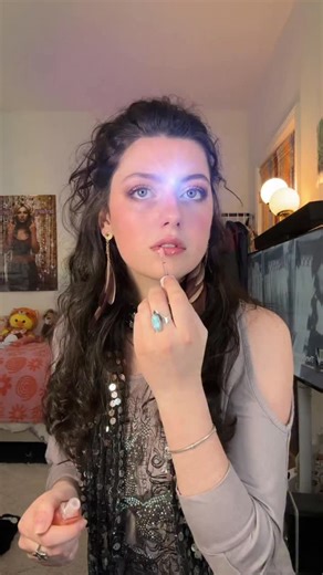 Belle Mikulskis on Instagram: "Get me out of hereeee 😝 #hair #makeup #fashion #2000s explorepage✨"