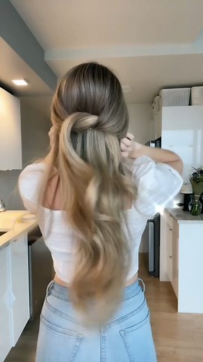 Quick and Easy Half Up Hairstyle Tutorial