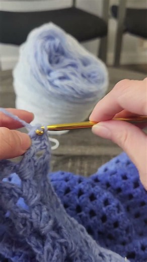Crochet granny square blanket. Gradient yarn. Easy crochet pattern for beginners