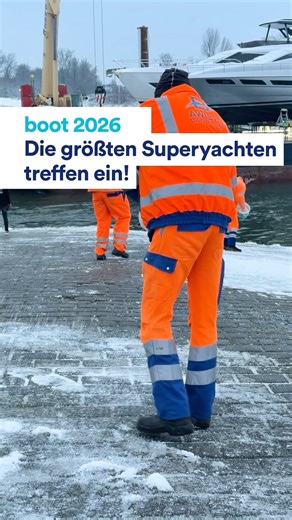 Gestern Morgen am Rhein – ein echter Gänsehautmoment! 🥹⚓️ 11 Tage vor der boot Düsseldorf 2026 sind sieben traumhafte Yachten angekommen, sicher transportiert an Bord der „Walvis“. Das Highlight: die Sanlorenzo Yacht SD90 🛥️✨ 27,43 Meter pure Eleganz, 112 Tonnen Power – und bald das Herzstück der Halle 6. So fühlt sich Vorfreude an! ❤️ | boot Düsseldorf