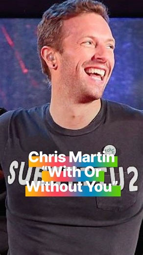 Viva Coldplay BR on Instagram: "Chris Martin já foi a voz do U2 por um dia! Em 2014, o vocalista do Coldplay substituiu Bono em um show na Times Square, em Nova York, após o cantor do U2 sofrer um grave acidente de bicicleta. A apresentação chamou a atenção para o Dia Mundial da Luta Contra a Aids e ainda contou com participações como a de Bruce Springsteen, o que ajudou a evitar o cancelamento do evento e a garantir visibilidade para a causa. No palco, Chris usou uma camiseta bem-humorada com a