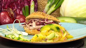 Wir in Bayern: Hüttenfladen mit Bergkäse-Kraut-Füllung und Kartoffel-Gurken-Salat