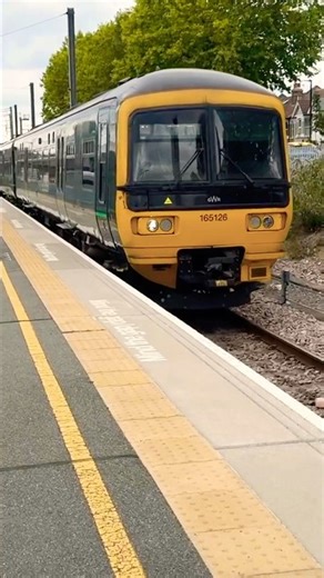 🚆 GWR Class 165 Arrives at West Ealing Station | UK Trains