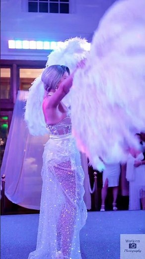 A Dazzling Burlesque Performance 🤩