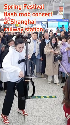 Shanghai Hongqiao Railway Station staged a Spring Festival-themed flash mob concert featuring the traditional Chinese erhu alongside the cello and violin. #livemusic #flashmob | China Xinhua News